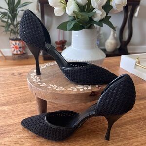 VINCE CAMUTO BLACK TEXTURED HEELS